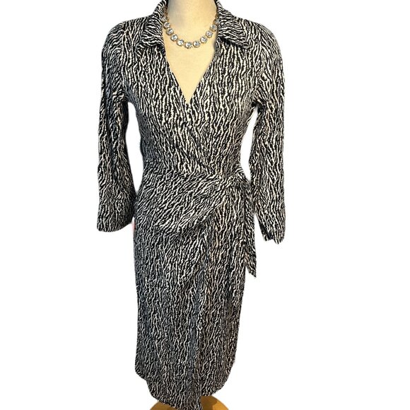 H&M Wrap Dress Size Small Nice Pattern Plunge Neckline Long Sleeves - Picture 3 of 14